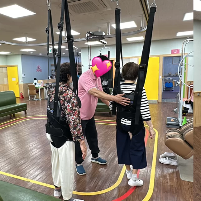 케어링 주간보호센터 부산 금정점 보행 재활 운동