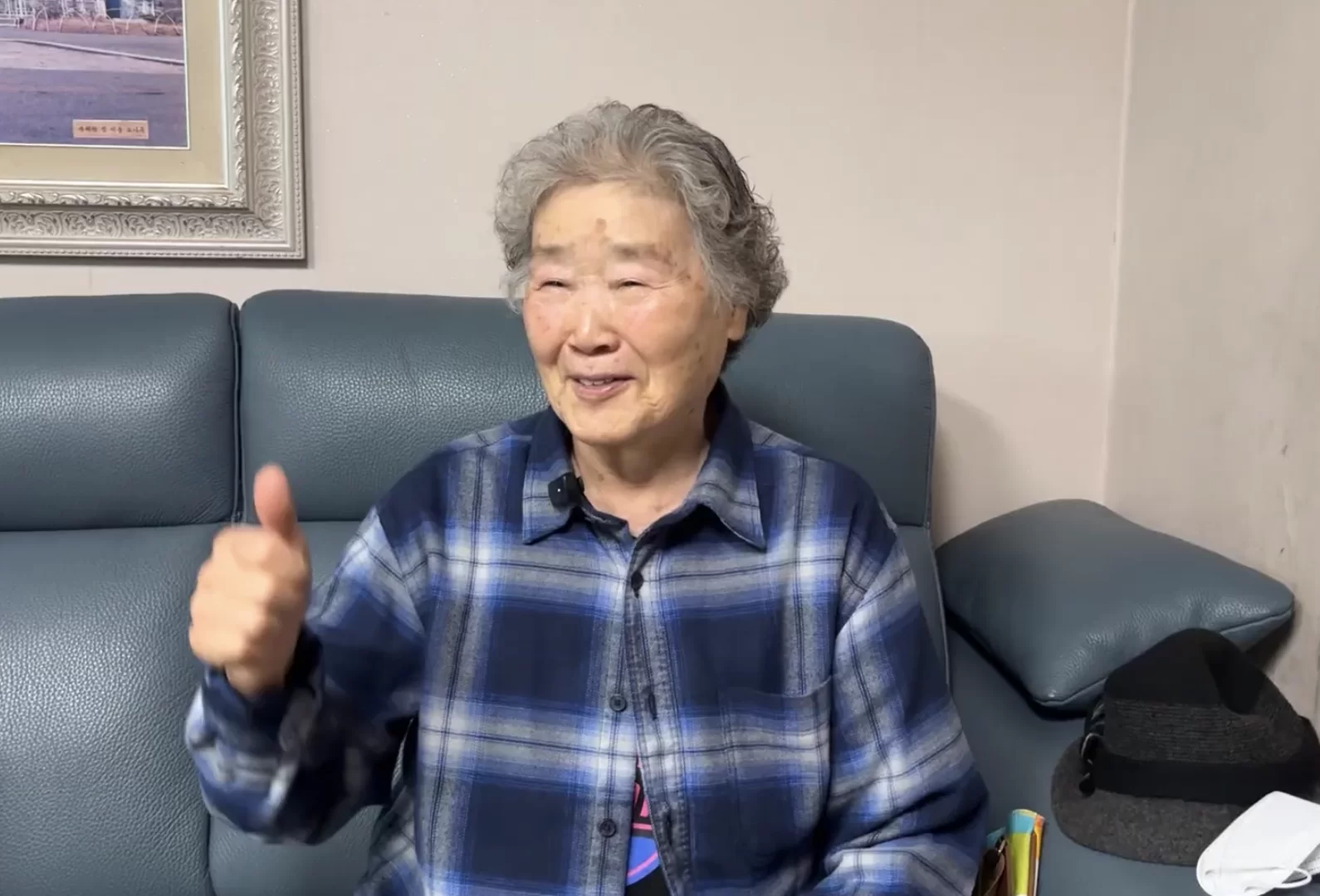 케어링 주간보호센터를 이용하시는 어르신께서 추천한다는 최고 표시를 하며 웃으시는 모습