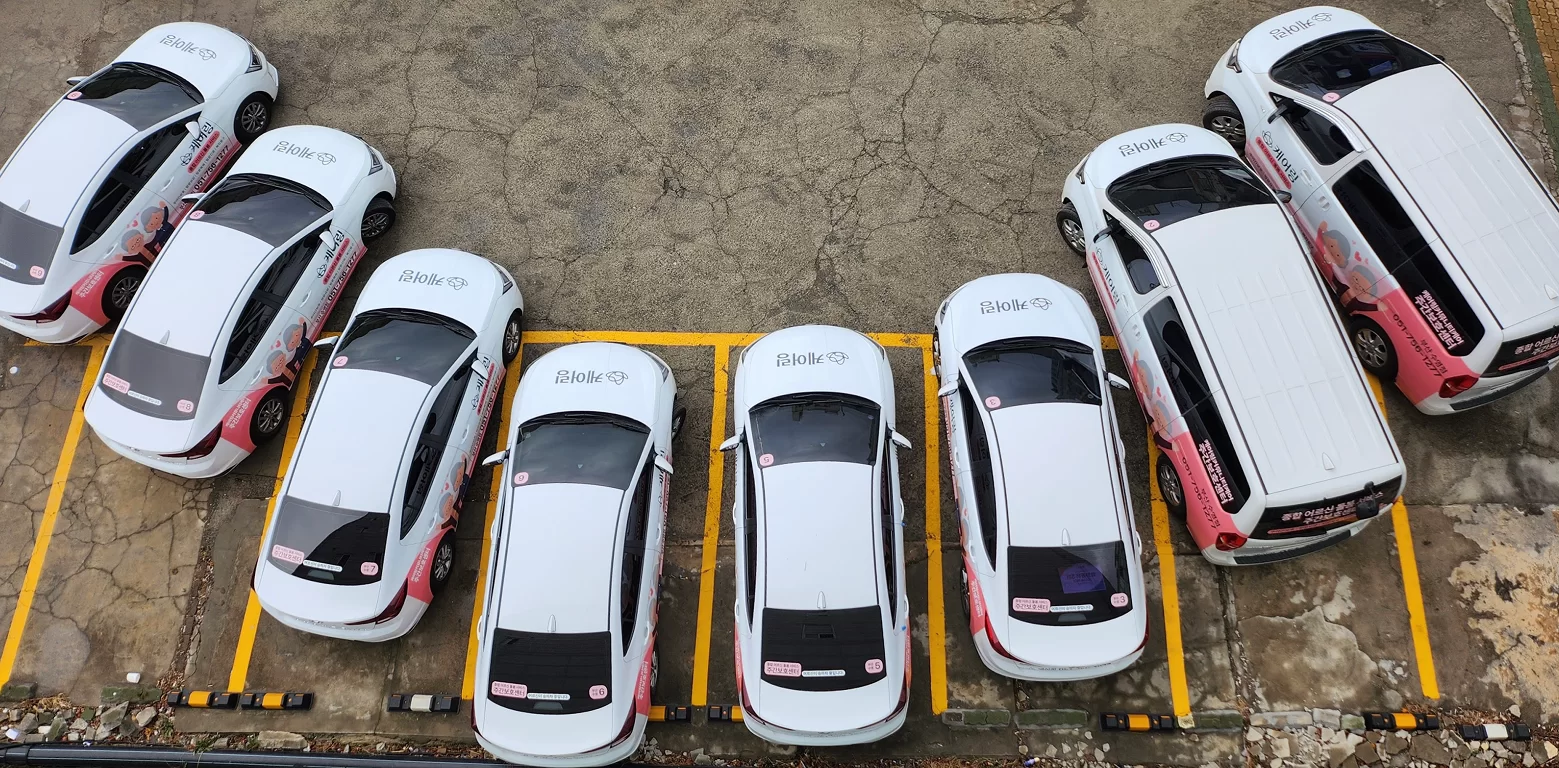 어르신을 모시는 케어링 송영차량 8대를 위에서 내려다 본 모습