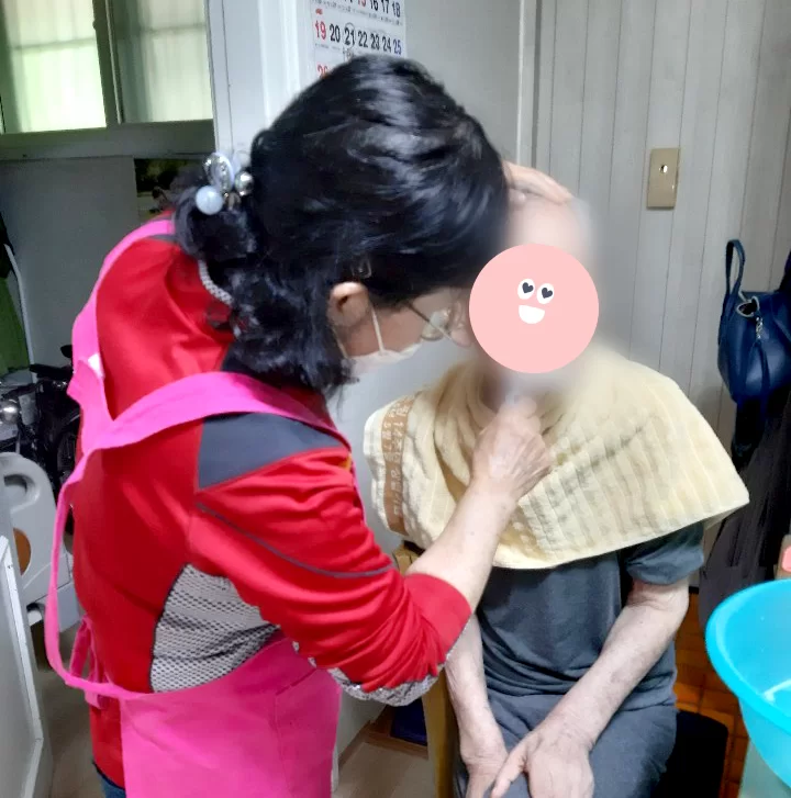 요양보호사가 어르신 댁을 방문해 돌보는 방문요양 모습