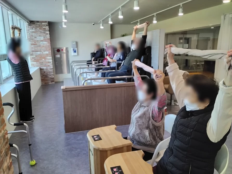 주간보호센터에서 어르신들이 함께 활동하는 모습