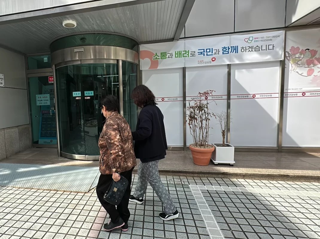 등급 인정 서류 수령을 위해 공단을 방문한 어르신과 보호자