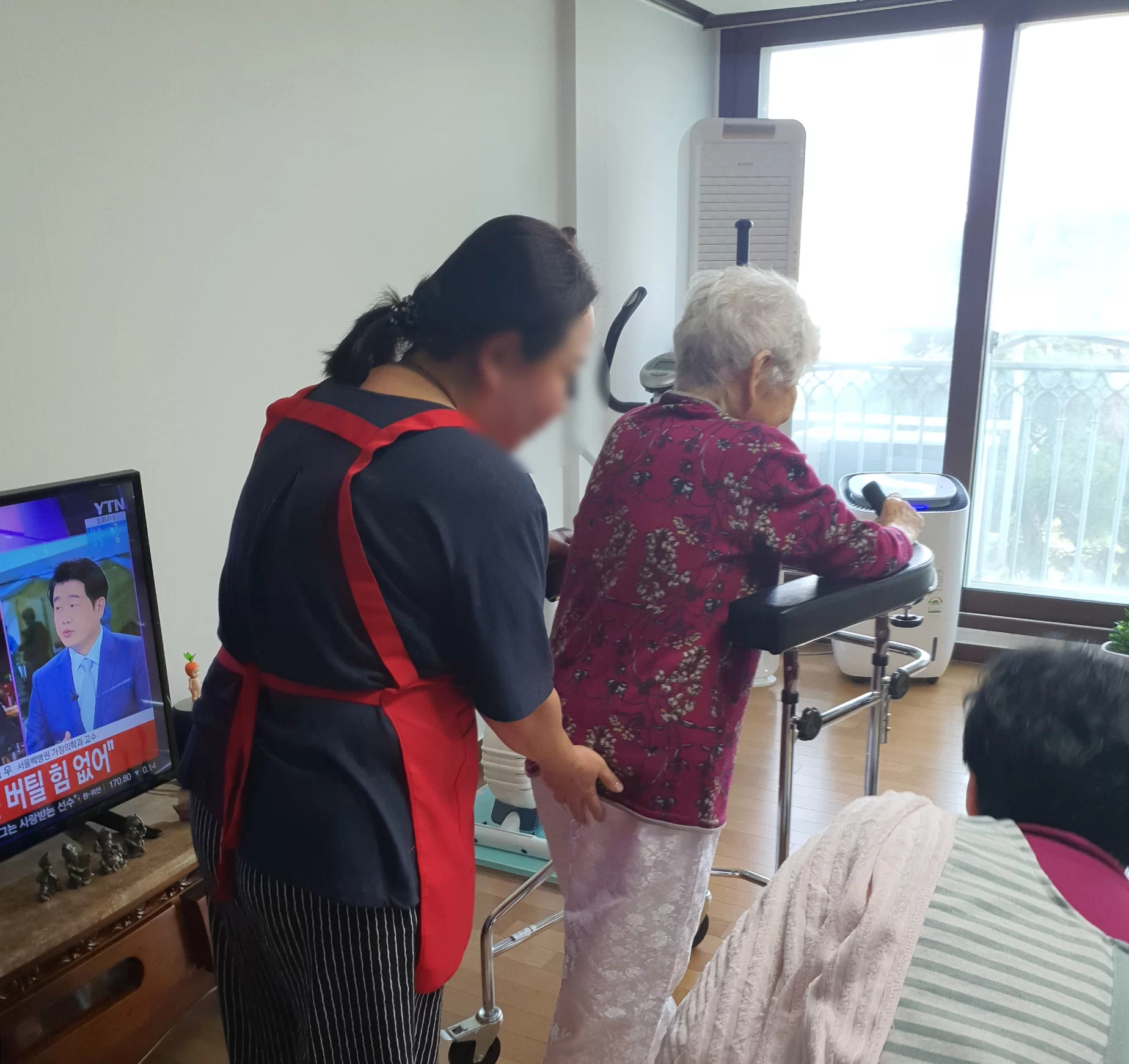 자택에서 요양보호사가 어르신을 돌보는 모습