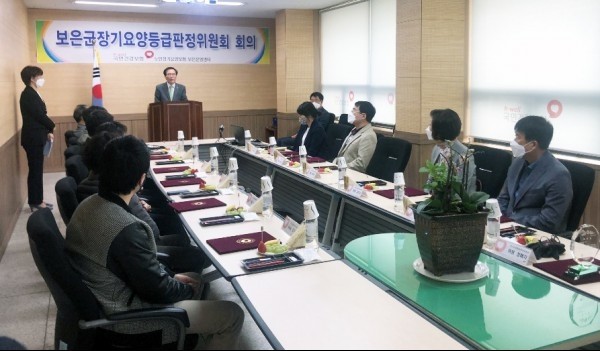 장기요양등급판정위원회 회의 장면 — 전문가 15인이 신청자 서류를 토대로 등급을 최종 판정하는 절차를 안내하는 케어링 썸네일