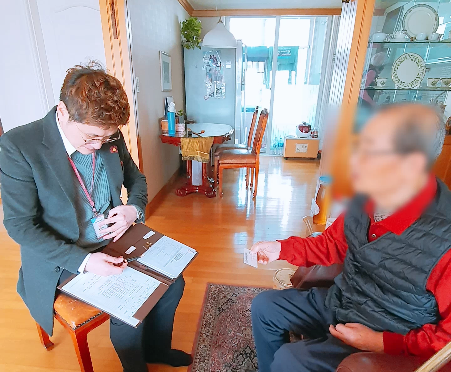 케어링 베테랑 상담사가 어르신 댁을 방문해 장기요양등급 신청을 1대1 무료로 도와드리는 상담 모습