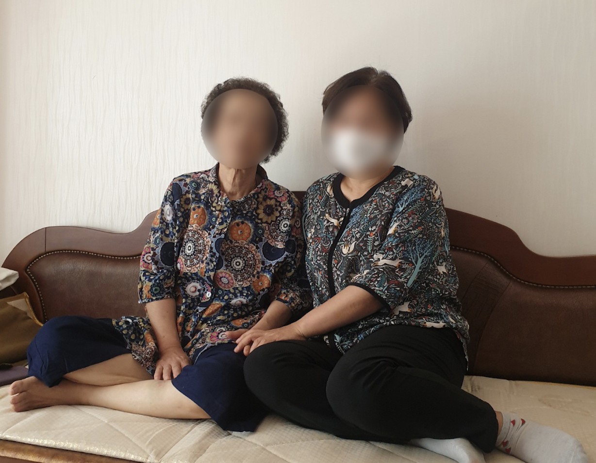 어르신과 보호자가 함께 있는 모습 — 만 65세 이상·노인성 질환자가 장기요양등급 대상인지 확인하는 케어링 가이드 썸네일