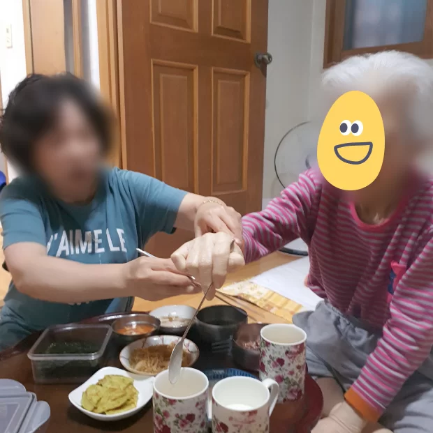 어르신과 보호자가 함께 식사하는 모습