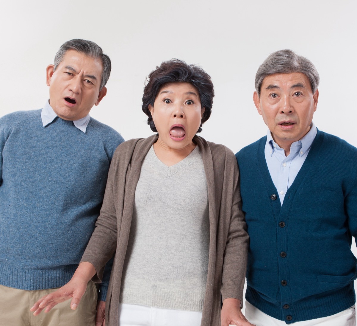 놀란 표정으로 정면 보는 어르신 세 분