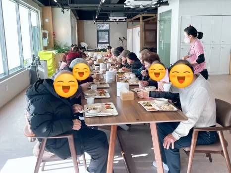 어르신들이 센터 식당에서 함께 식사하는 모습