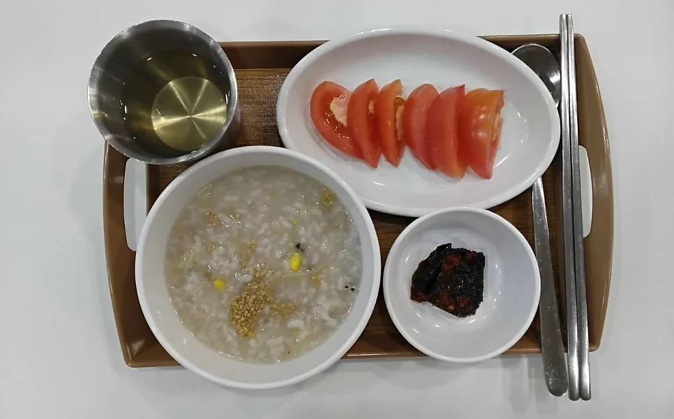 오전간식으로 제공되는 죽과 반찬 한 상