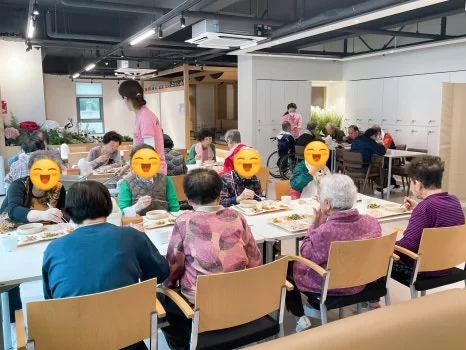 어르신들이 센터 식당에서 점심식사하는 모습