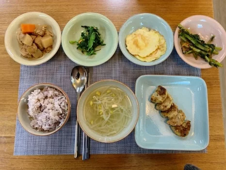 잡곡밥과 국 반찬으로 차린 점심 식판