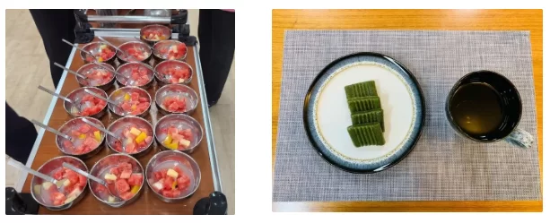 오후 간식으로 나오는 과일컵과 떡 차