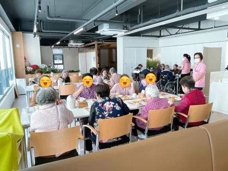 센터에서 제공하는 죽식과 일반식 식판