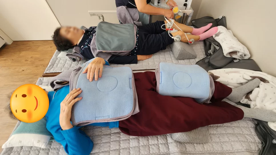 어르신들이 누워서 온열 재활 치료를 받는 모습