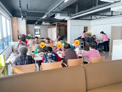어르신들이 센터 식당에서 식사하는 모습