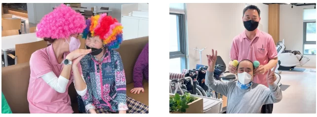 가발 쓰고 즐기는 어르신과 미용 받는 어르신