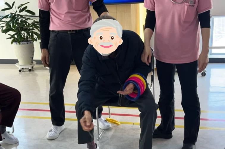치매전담실 어르신이 운동 프로그램 하는 모습