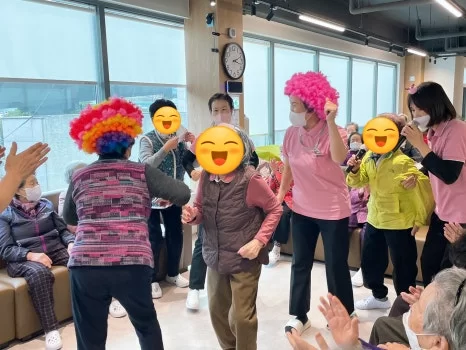 주간보호센터에서 어르신들이 단체로 즐기는 활동