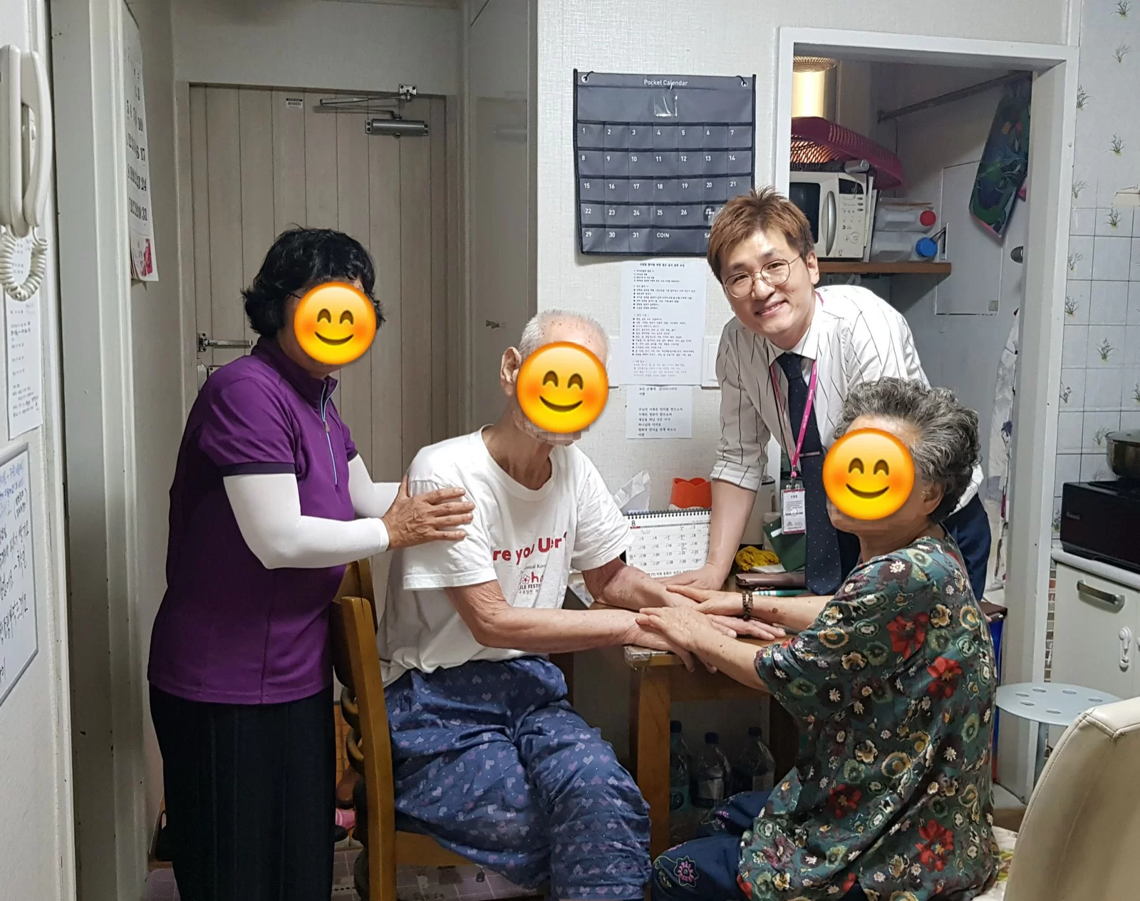 가정에서 가족요양으로 어르신을 돌보는 모습