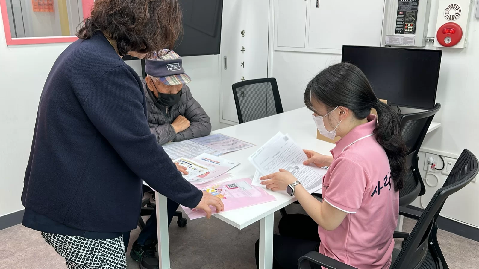 사회복지사가 어르신 초기 상담을 진행하는 모습