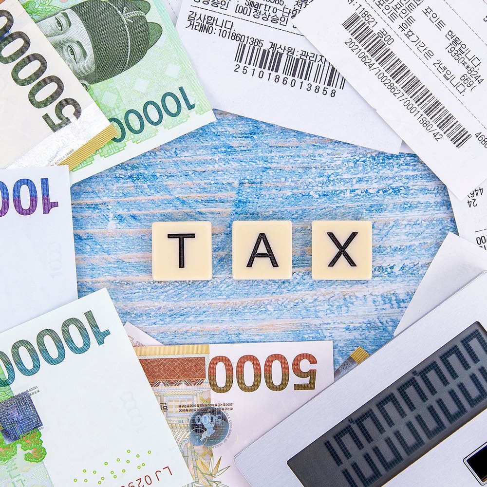 지폐와 영수증 사이 TAX 글자 타일