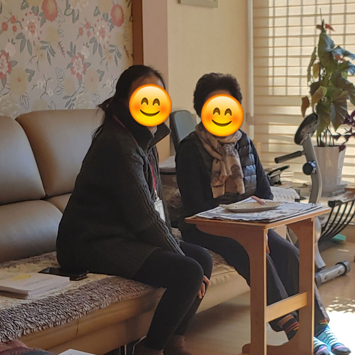 상담사와 어르신이 거실에 나란히 앉은 모습