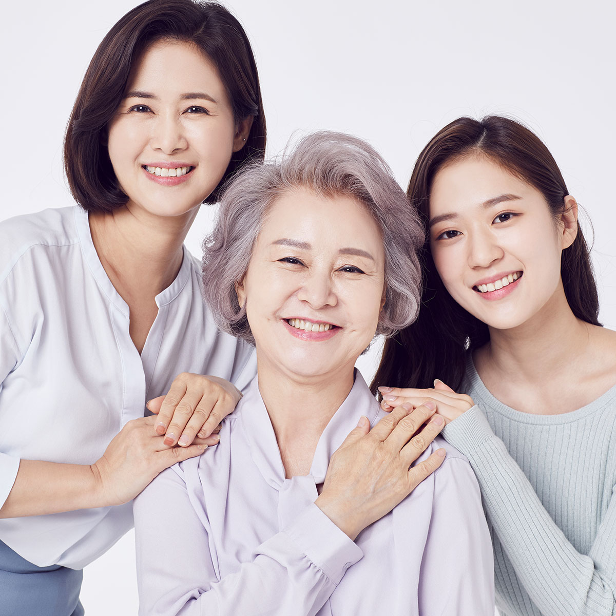 어르신과 딸 손녀 삼대 여성이 함께 웃는 모습