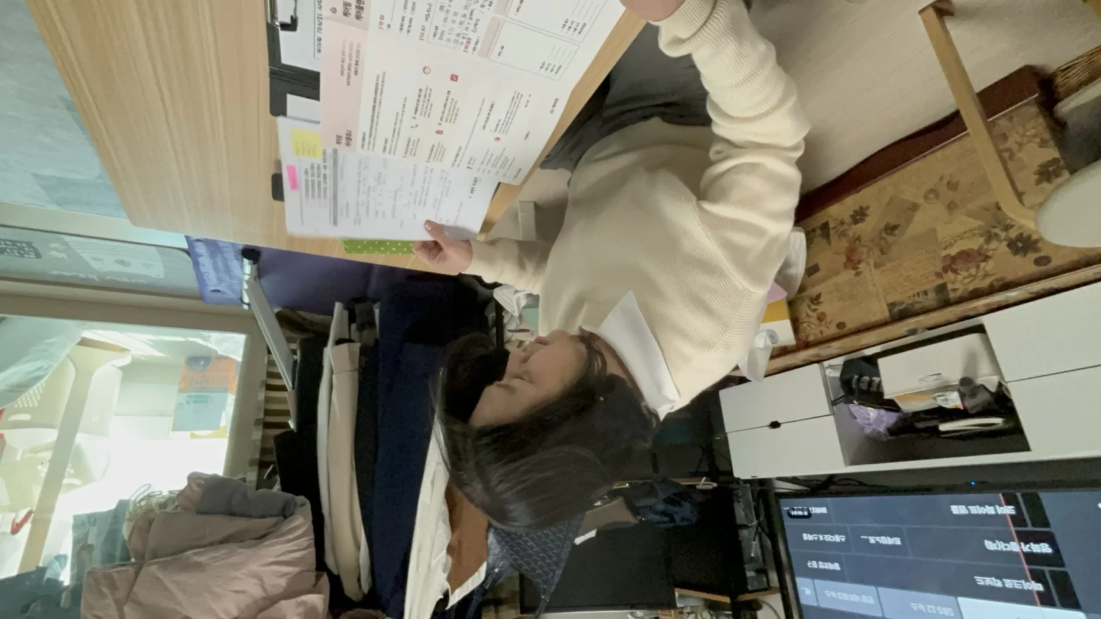 보호자가 집에서 장기요양 서류를 검토하는 모습