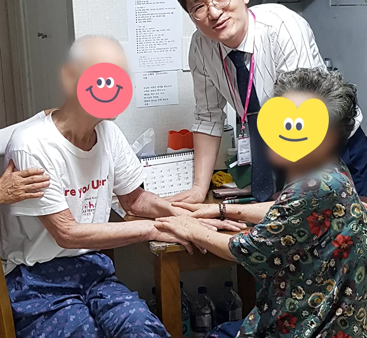 어르신 가족과 상담사가 손을 맞잡은 모습