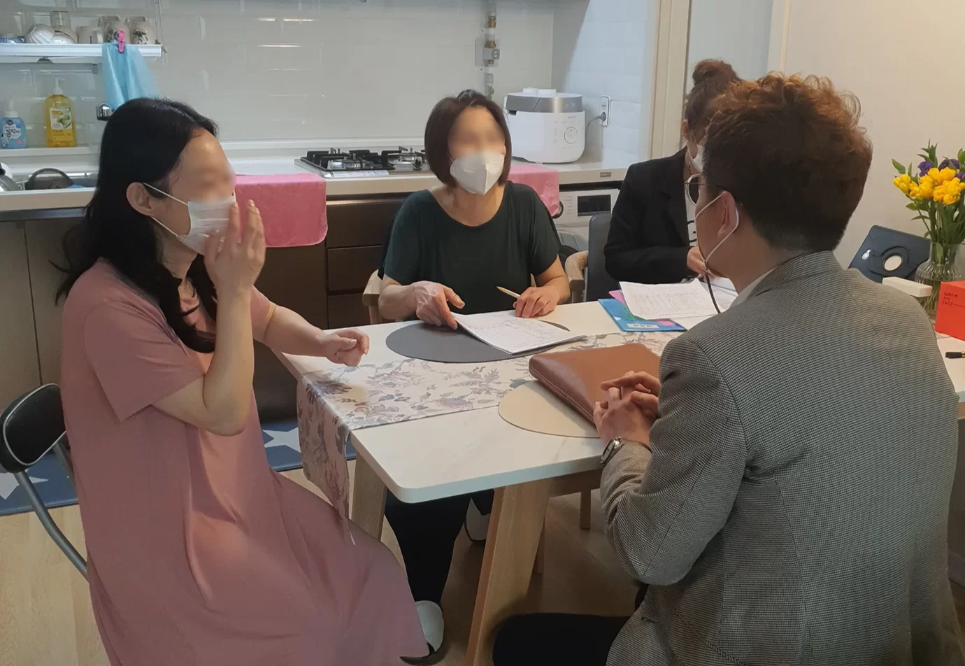 거실에서 보호자와 센터장이 상담하는 모습