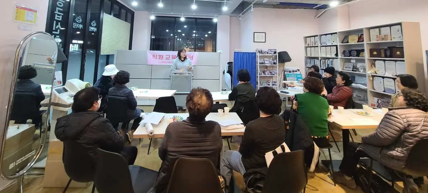 강의실에서 요양보호사들이 보수 교육을 받는 모습