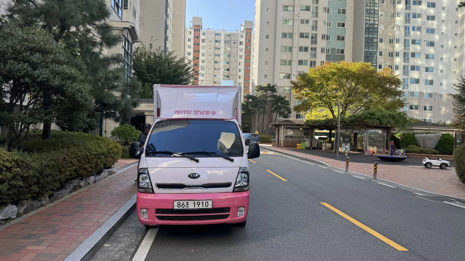 아파트 단지 도로의 이동목욕차량 정면 모습