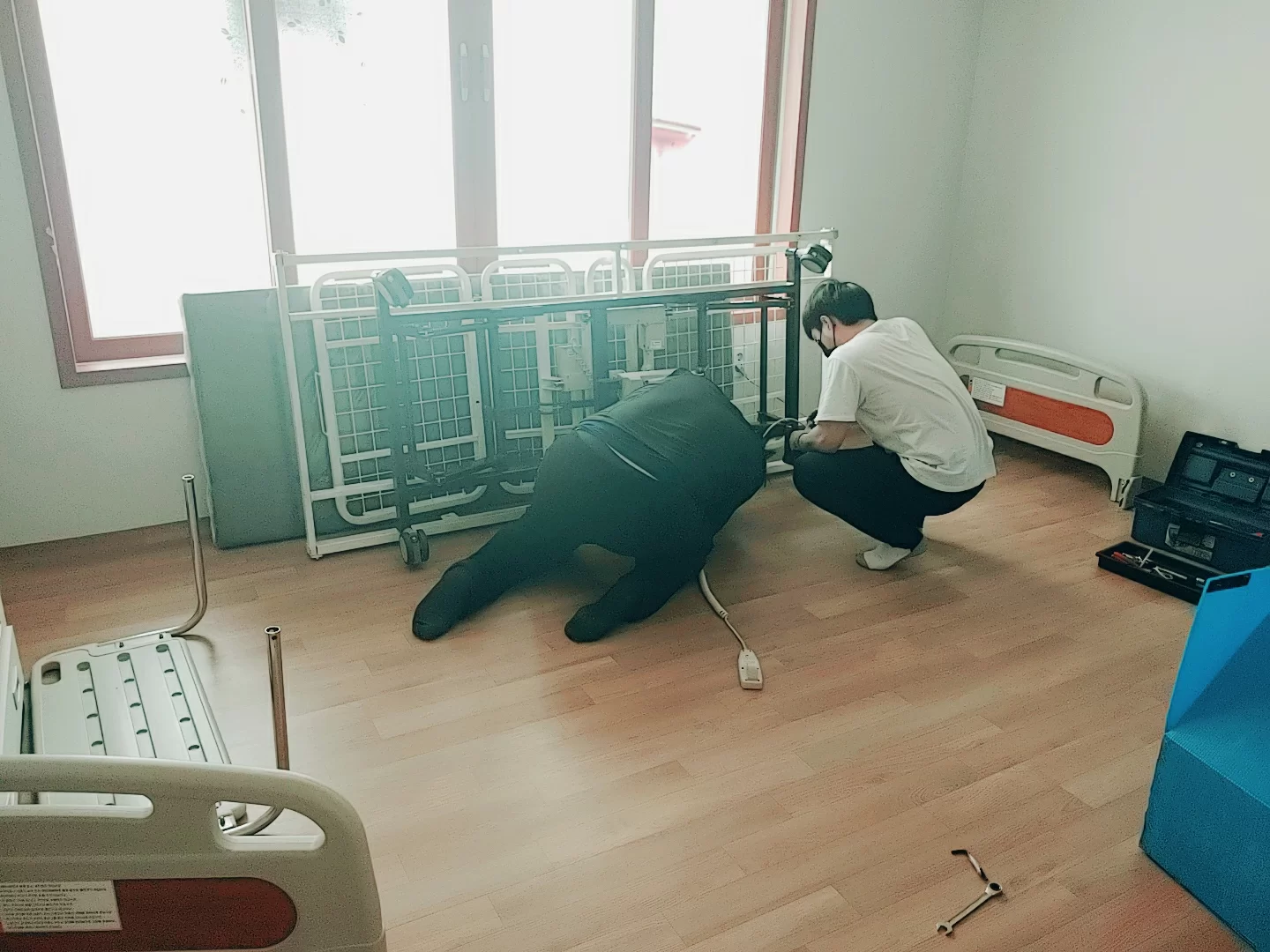 설치기사가 전동침대를 조립·설치하는 모습