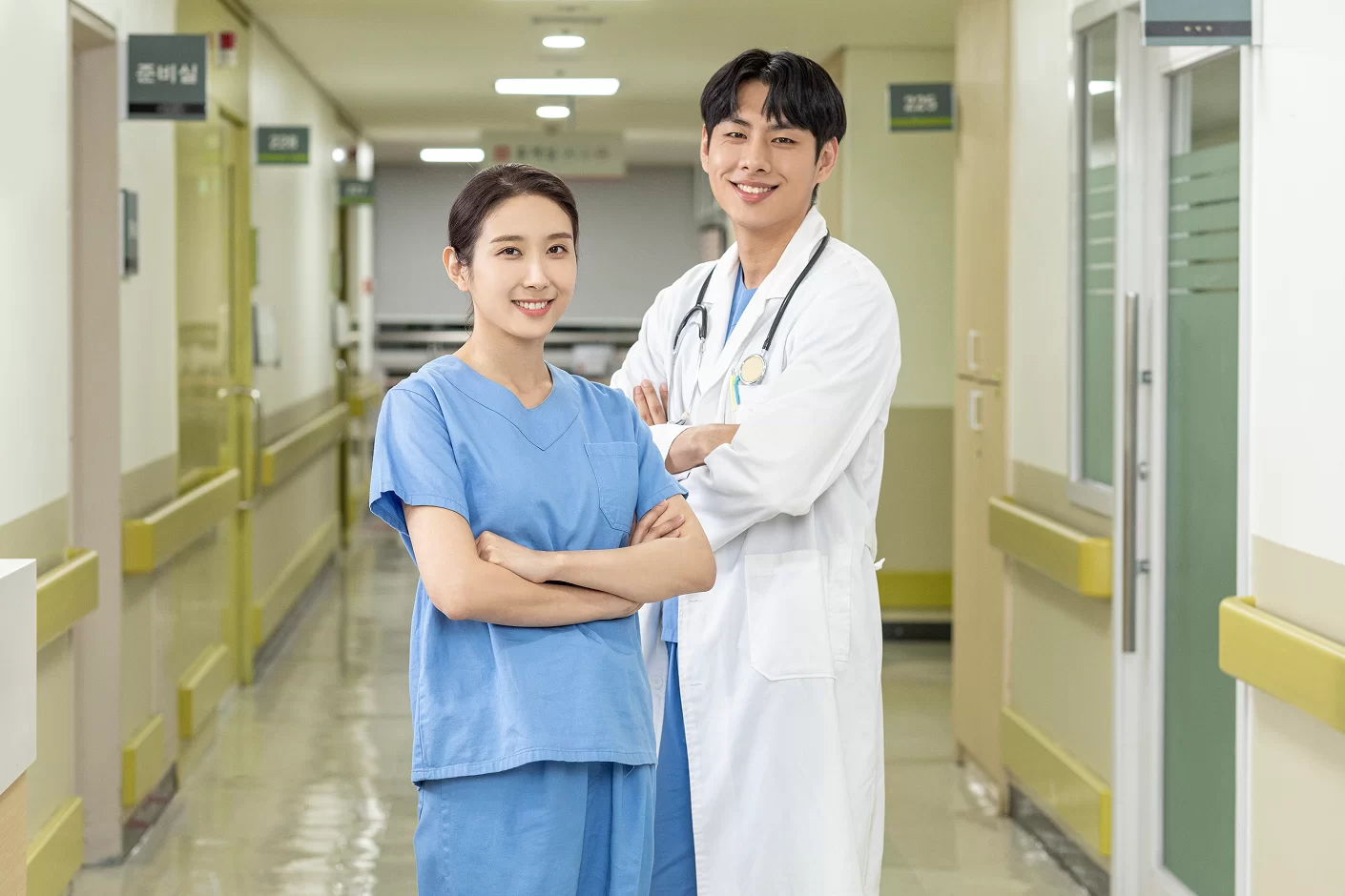 병원 복도에 나란히 선 간호사와 의사 모습