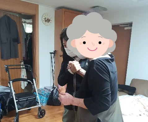어르신이 실내에서 보행 워커를 잡고 선 모습