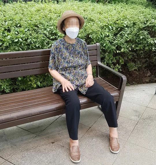 공원 벤치에 앉아 쉬는 어르신 모습