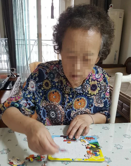 꽃 그림 편지지에 어르신이 직접 쓴 손글씨 편지