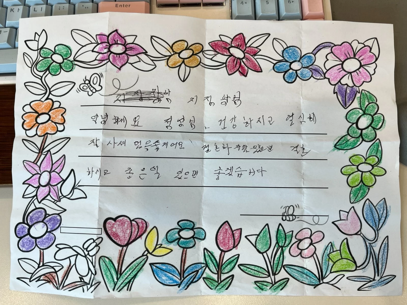 어르신이 식탁에서 조각 퍼즐을 맞추는 모습