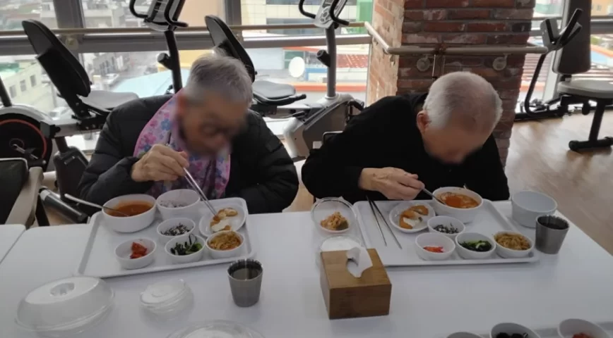 주간보호센터에서 어르신들이 함께 식사하는 모습