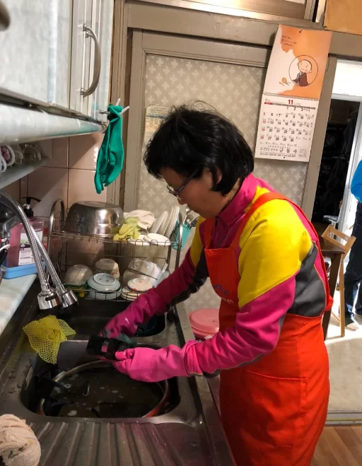 요양보호사가 부엌에서 설거지하는 모습