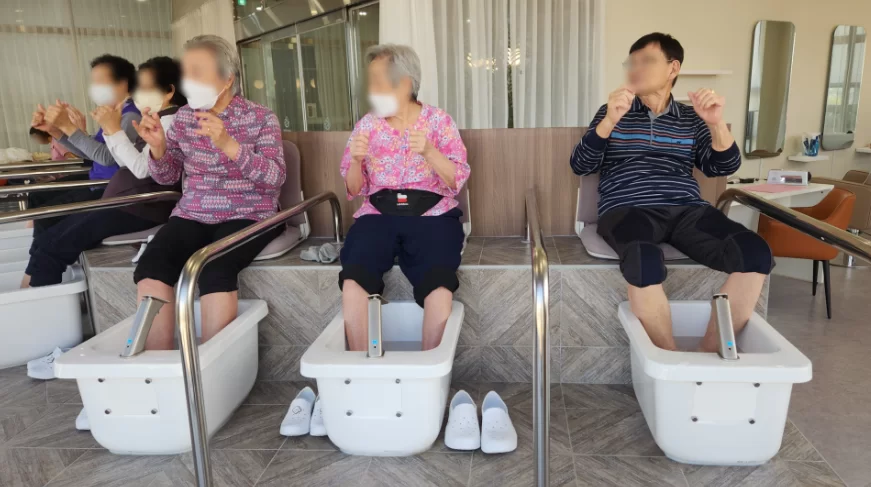 주간보호센터에서 어르신들이 족욕하는 모습