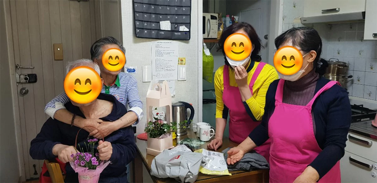 어르신 부부와 요양보호사들이 집에서 함께한 모습