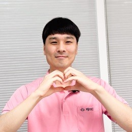 사회복지사가 손하트를 하는 모습