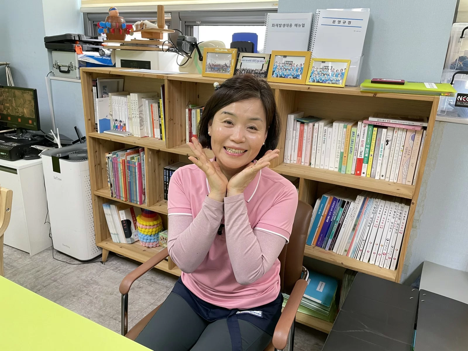 요양보호사가 손으로 얼굴을 받치고 웃는 모습