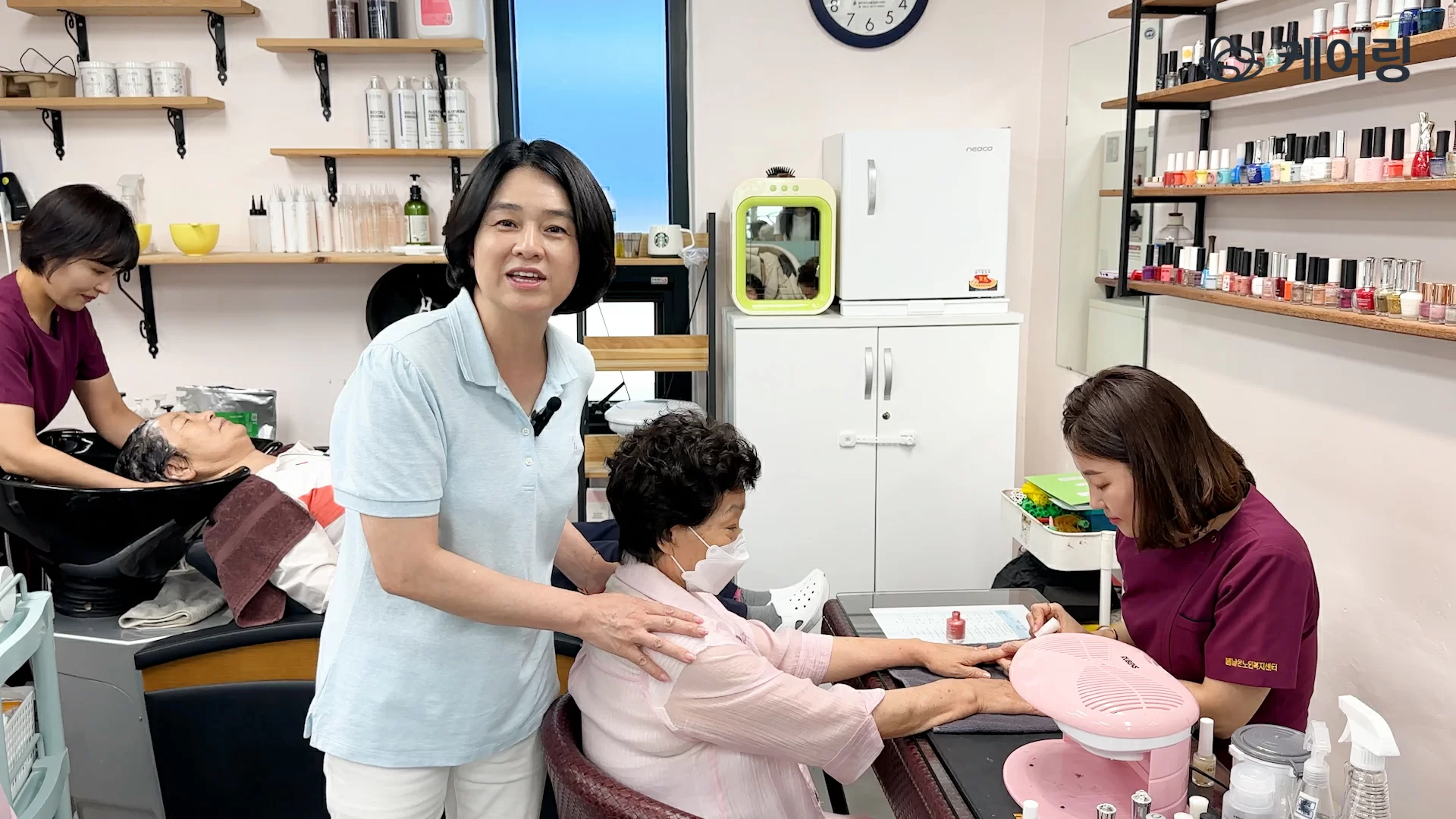 미용실에서 어르신이 피부와 손 관리를 받는 모습