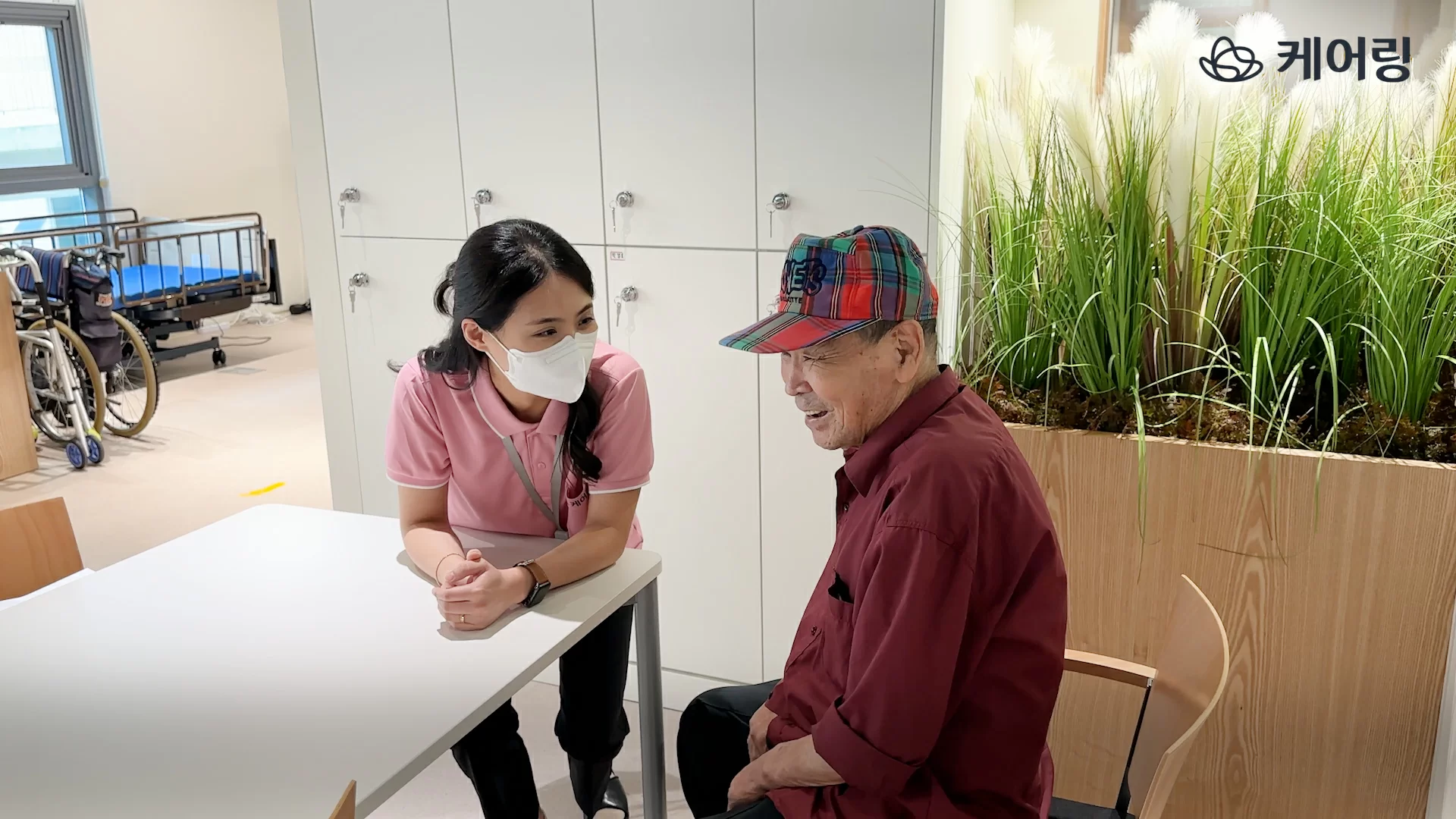 센터장이 어르신과 마주 앉아 대화하는 모습