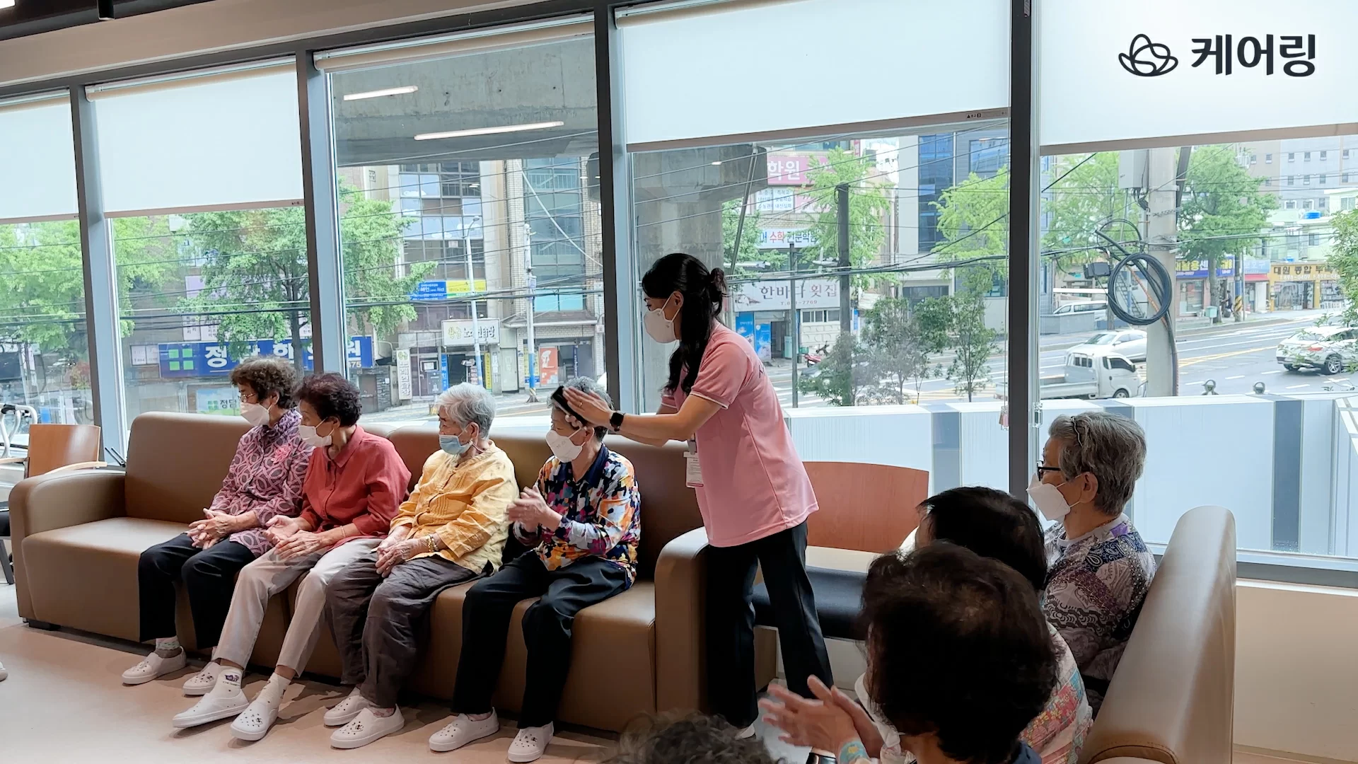 주간보호센터 라운지에서 어르신들이 활동하는 모습