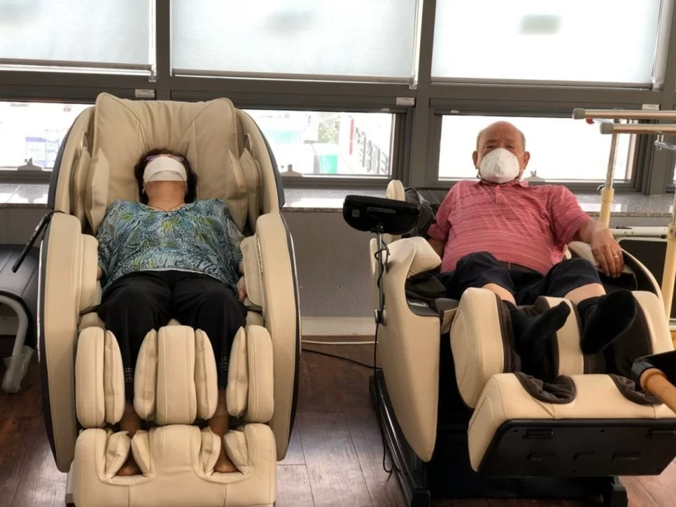 주간보호센터 어르신들이 안마의자 마사지를 받는 모습