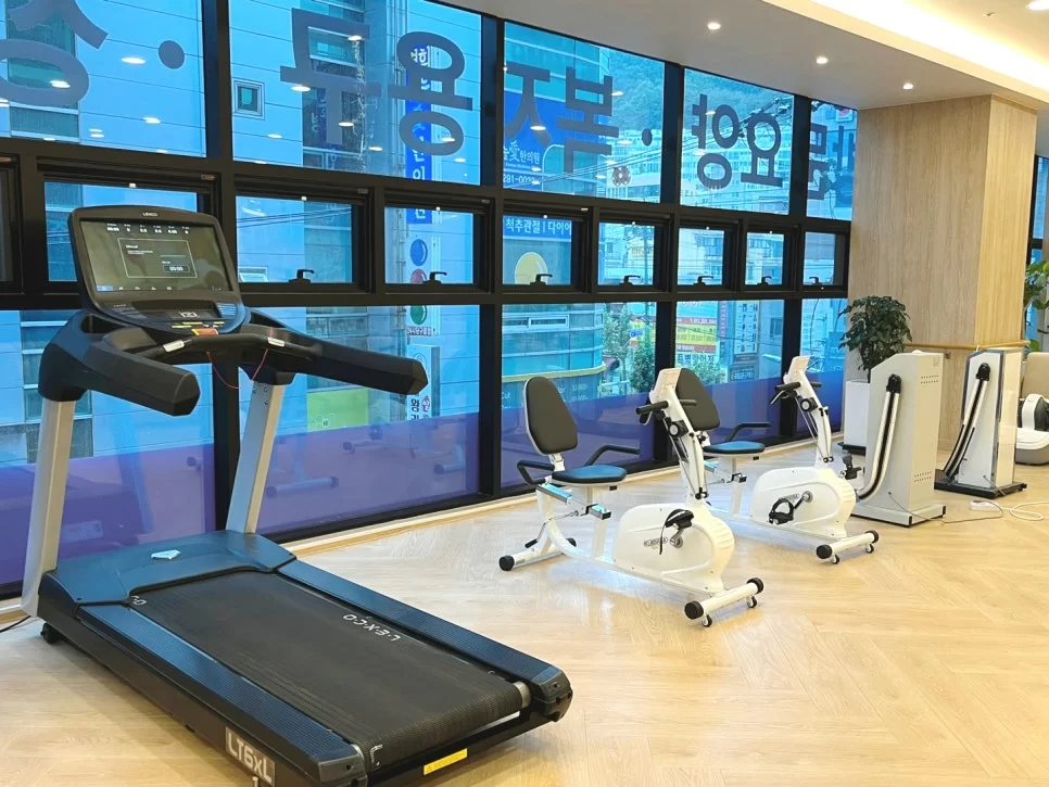 주간보호센터 부산 사하점 체력 단련실 운동기구